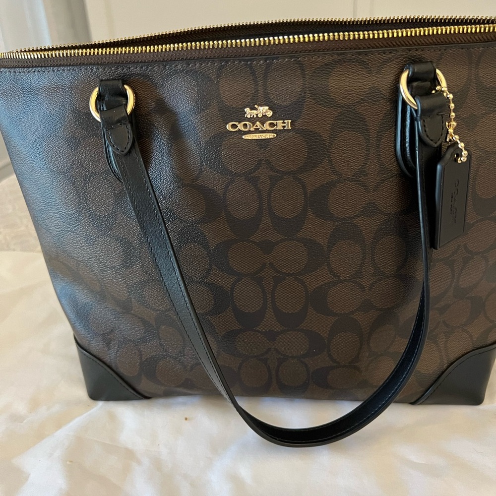 Coach Bag 2018 Genuine Zip Top Tote In Signature Jacquard.